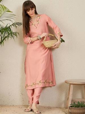 women ethnic motifs embroidered regular thread work kurta with trousers 3