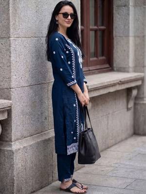 women ethnic motifs embroidered regular thread work kurta with trousers 3
