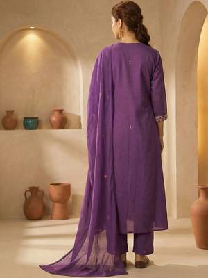 women ethnic motifs embroidered empire mirror work cotton kurta with trousers & with dupatta 4
