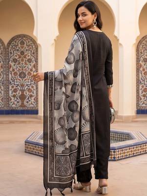 women ethnic motifs embroidered regular thread work kurta with trousers & with dupatta 3