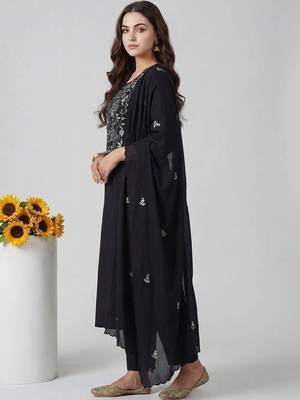 women floral embroidered regular thread work kurta with trousers & with dupatta 2