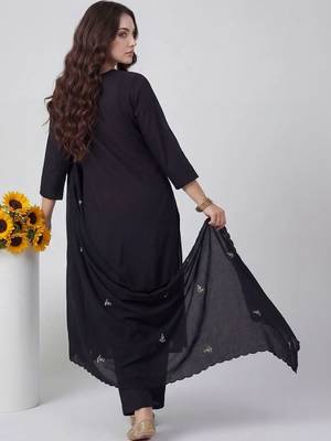 women floral embroidered regular thread work kurta with trousers & with dupatta 3