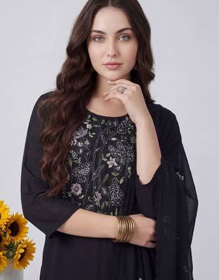 women floral embroidered regular thread work kurta with trousers & with dupatta 5