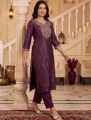 women ethnic motifs embroidered regular thread work kurta with trousers 1
