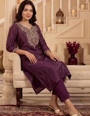 women ethnic motifs embroidered regular thread work kurta with trousers 5