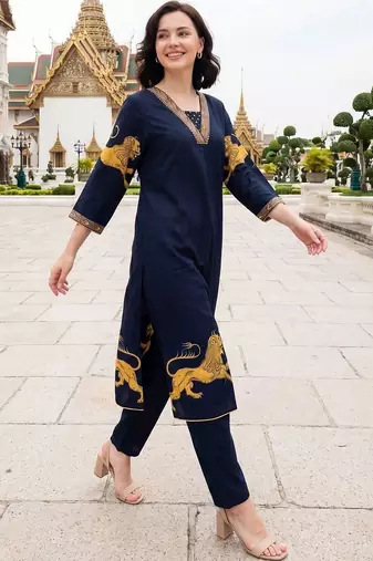 women ethnic motifs printed regular kurta with trousers