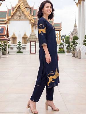 women ethnic motifs printed regular kurta with trousers 3