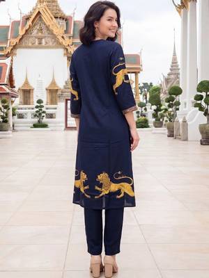 women ethnic motifs printed regular kurta with trousers 4