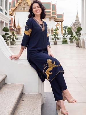 women ethnic motifs printed regular kurta with trousers 5