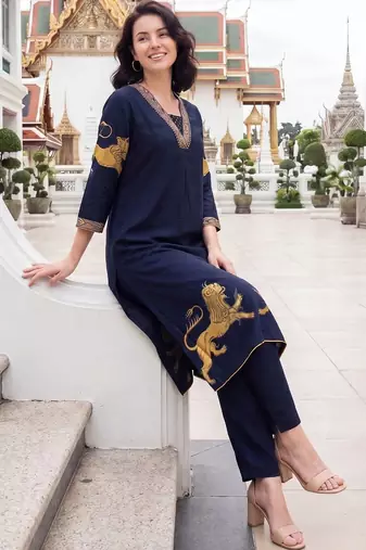 women ethnic motifs printed regular kurta with trousers