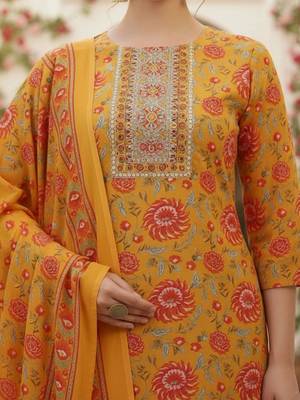 women floral printed regular thread work kurta with trousers & with dupatta 4