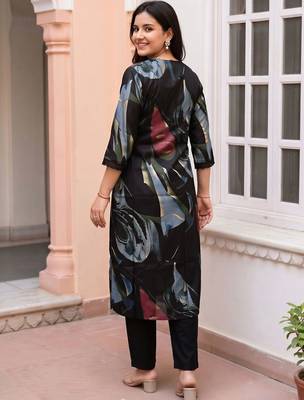 women printed regular kurta with trousers 4