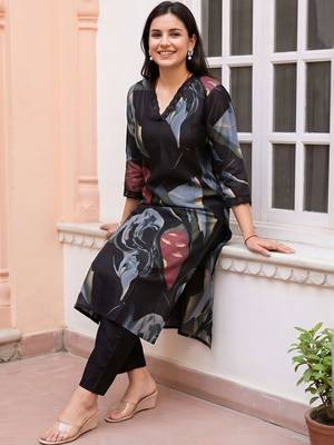 women printed regular kurta with trousers 5