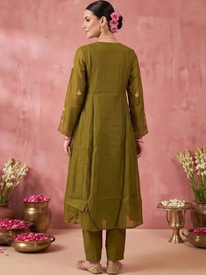 women ethnic motifs embroidered empire thread work kurta with trousers & with dupatta 4