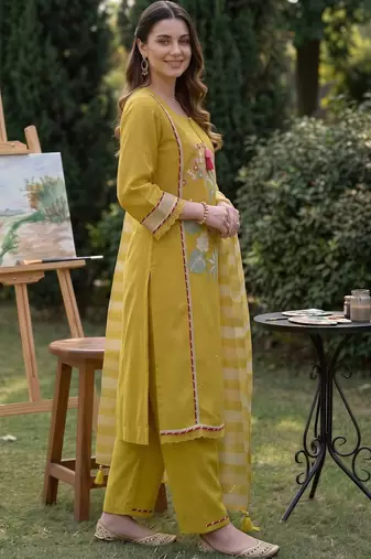 women floral embroidered regular thread work kurta with palazzos & with dupatta