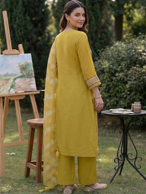 women floral embroidered regular thread work kurta with palazzos & with dupatta 4