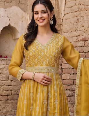 women ethnic motifs embroidered empire thread work kurta with trousers & with dupatta 2