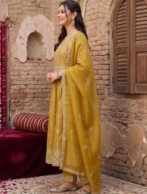 women ethnic motifs embroidered empire thread work kurta with trousers & with dupatta 3