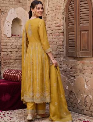 women ethnic motifs embroidered empire thread work kurta with trousers & with dupatta 4