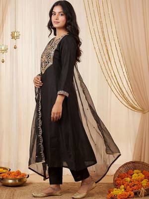 women ethnic motifs embroidered regular thread work kurta with trousers & with dupatta 3