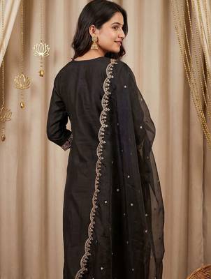 women ethnic motifs embroidered regular thread work kurta with trousers & with dupatta 4