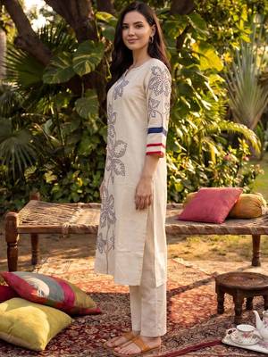 women ethnic motifs printed regular kurta with trousers 3