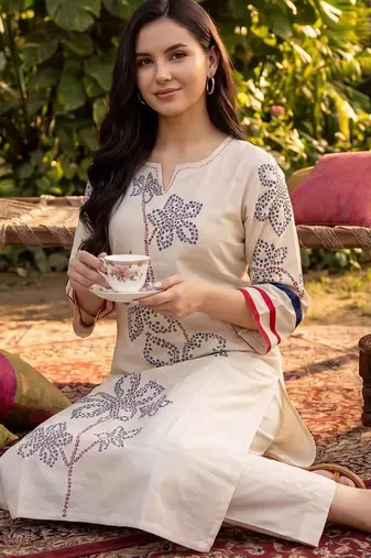 women ethnic motifs printed regular kurta with trousers