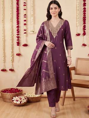 women ethnic motifs embroidered regular kurta with trousers & with dupatta 1