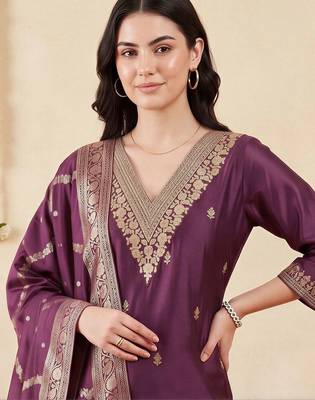women ethnic motifs embroidered regular kurta with trousers & with dupatta 2