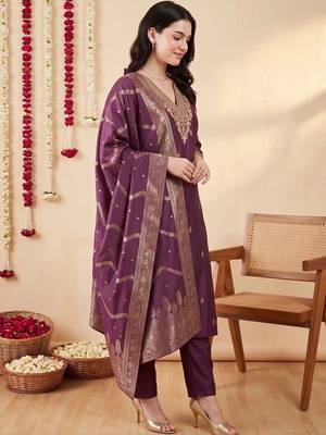 women ethnic motifs embroidered regular kurta with trousers & with dupatta 3