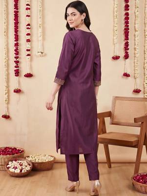women ethnic motifs embroidered regular kurta with trousers & with dupatta 4
