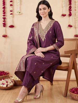 women ethnic motifs embroidered regular kurta with trousers & with dupatta 5