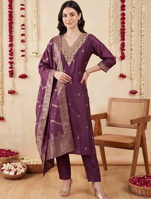 women ethnic motifs embroidered regular kurta with trousers & with dupatta 6