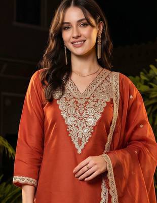 women ethnic motifs embroidered regular kurta with trousers & with dupatta 2