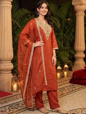 women ethnic motifs embroidered regular kurta with trousers & with dupatta 3