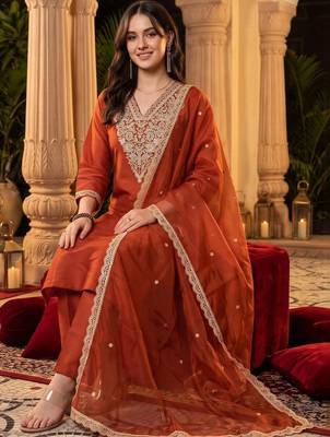 women ethnic motifs embroidered regular kurta with trousers & with dupatta 5