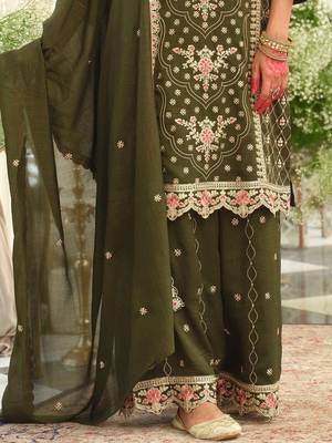 women ethnic motifs embroidered regular thread work kurta with palazzos & with dupatta 5