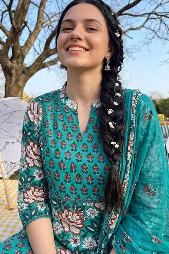 women floral printed regular cotton kurta with trousers & with dupatta