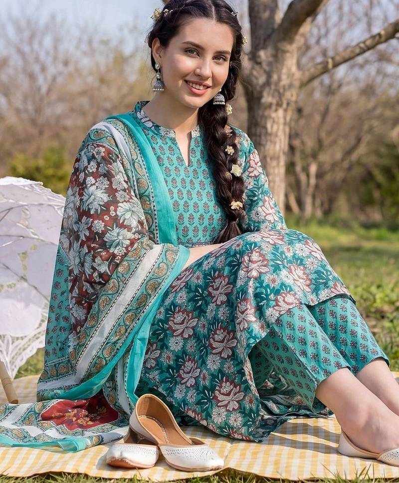 women floral printed regular cotton kurta with trousers & with dupatta