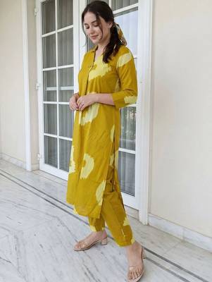 women printed regular cotton kurta with trousers 6