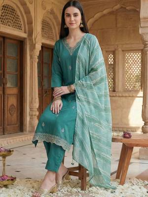women ethnic motifs embroidered regular thread work kurta with trousers & with dupatta 4