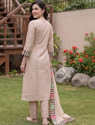 women ethnic motifs embroidered regular thread work kurta with trousers & with dupatta 3