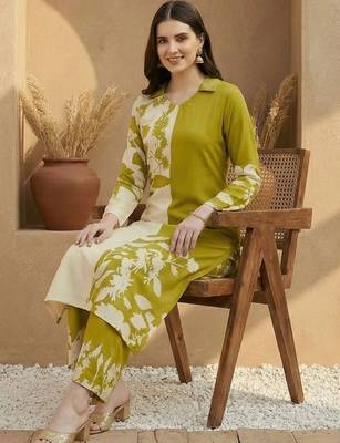 women floral printed regular kurta with trousers 5