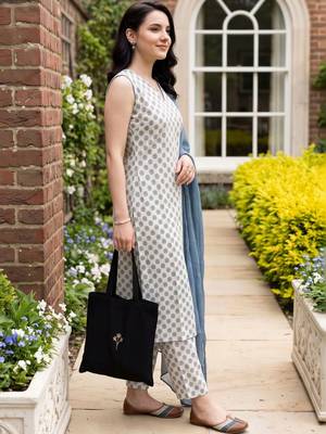 women ethnic motifs printed regular cotton kurta with trousers & with dupatta 3