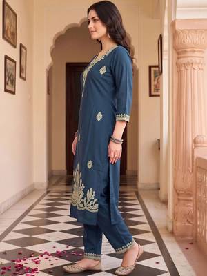 women ethnic motifs embroidered regular thread work cotton kurta with trousers 3
