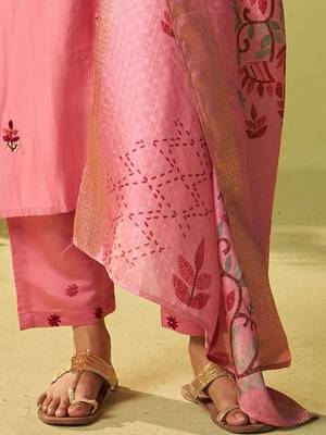 women ethnic motifs embroidered regular thread work kurta with trousers & with dupatta 4