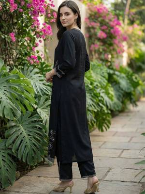 women floral embroidered regular thread work kurta with palazzos 3