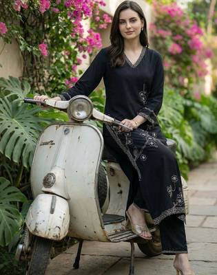 women floral embroidered regular thread work kurta with palazzos 5
