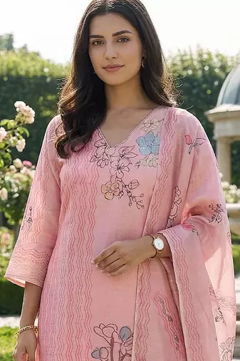 women floral printed regular kurta with trousers & with dupatta