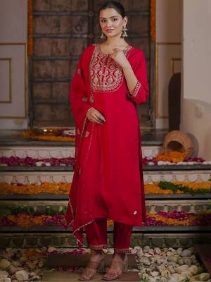 women ethnic motifs embroidered regular liva kurta with trousers & with dupatta 5